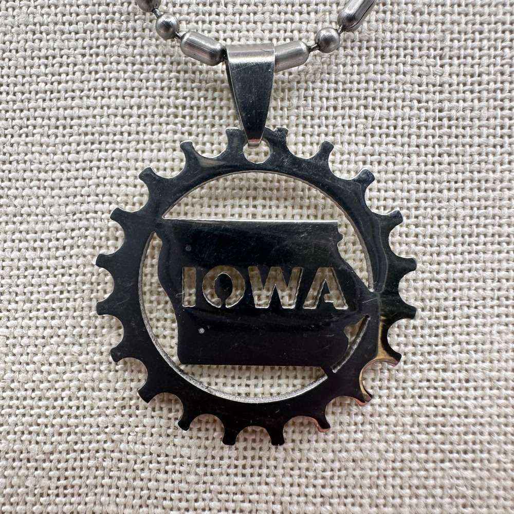 Vintage IOWA 80s Bike Chain Ring Silver Tone Pendant Necklace Jewelry Gear